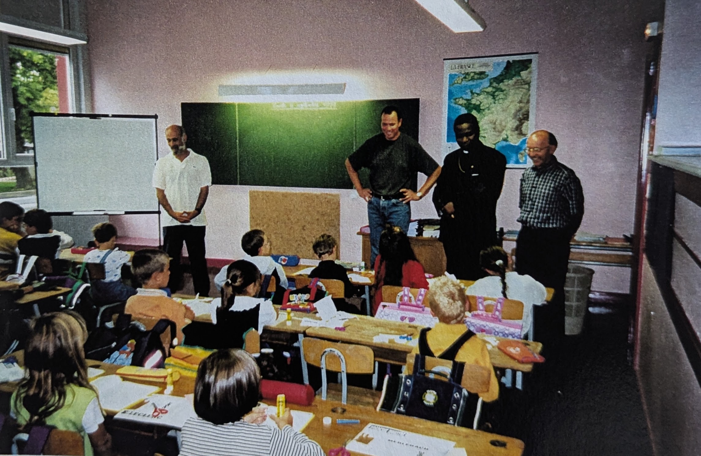 Le Cardinal Bernardin Gantin lors de son échange avec les élèves et instituteurs de l'école